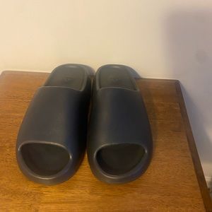 Size 11. Onyx Yeezy Slides. *Brand New*